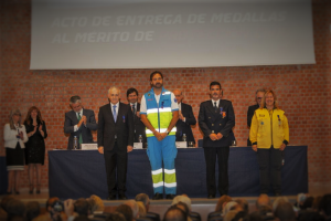 El Dr. Luis Pardillos recibe la Medalla al Mérito de Protección Civil.